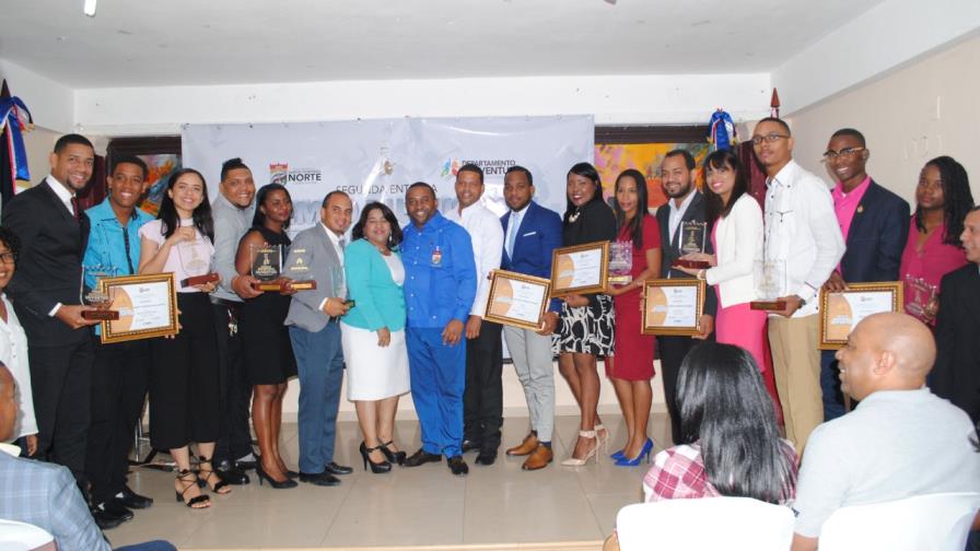 Cabildo de Santo Domingo Norte reconoce 16 jóvenes destacados