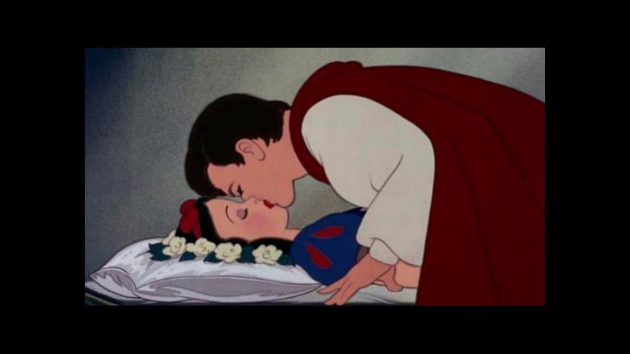 Polémica en redes: piden eliminar el beso del príncipe de Blancanieves Polémica en redes: piden eliminar el beso del príncipe de Blancanieves