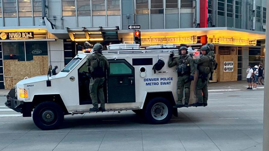 Buscan a hombre que baleó a policía en Denver