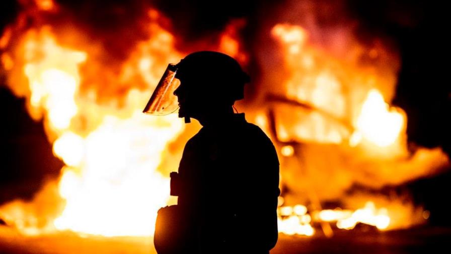 Investigan muerte de un hombre vinculado a quema de coche policial en Miami Investigan muerte de un hombre vinculado a quema de coche policial en Miami