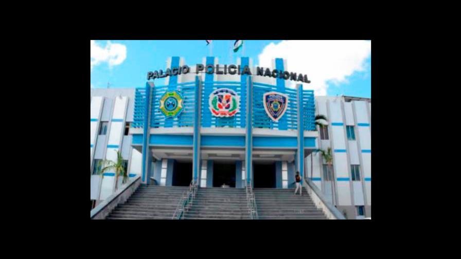 Detienen a un hombre por muerte de su pareja en Santiago; Policía persigue a otro