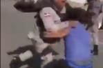 Video | Hombre se va a los pu&ntilde;os con dos polic&iacute;as