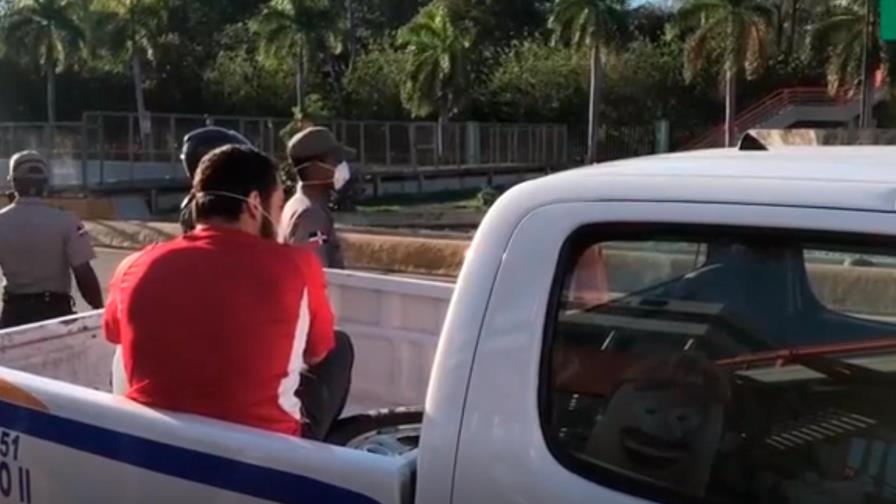 Detenidos durante el toque de queda superan 16 veces a los contagiados por coronavirus en República Dominicana