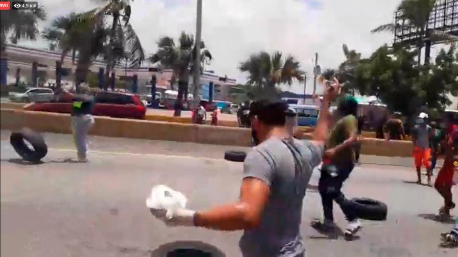 Queman gomas en la autopista Las Américas por muerte de niña Liz María