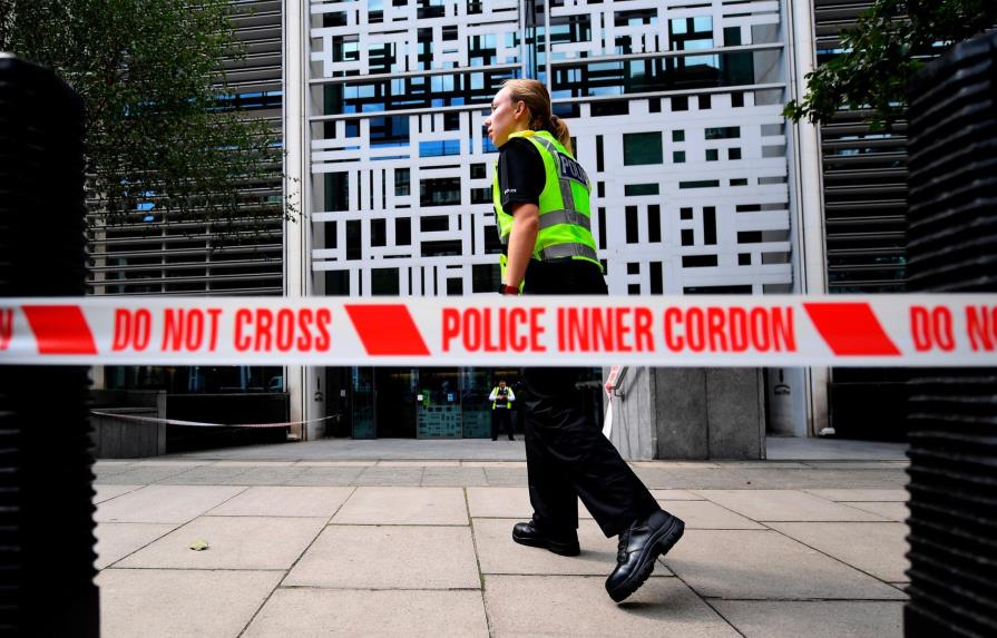 Apuñalan hombre frente al ministerio del Interior en Londres