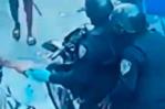 Video muestra a dos agentes de la Policía cobrando “peaje”