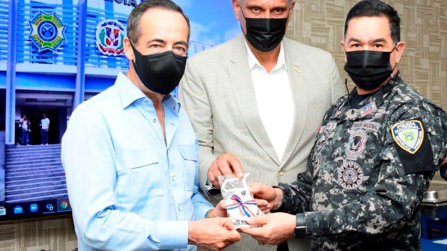 Exministro de Defensa de España dice que “policías deben sentirse orgullosos”