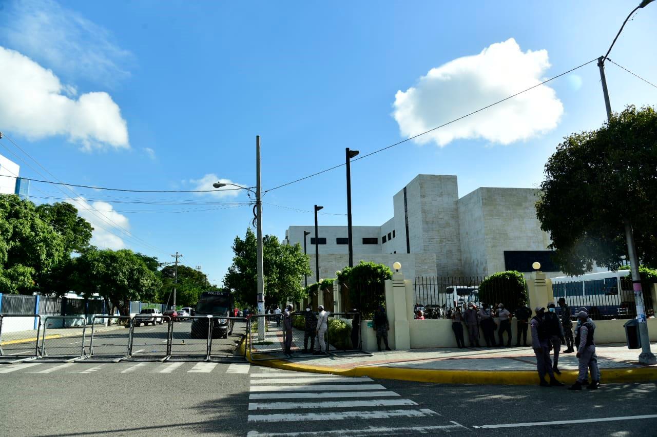 Unidades antimotines y decenas de agentes policiales vigilan el Congreso Nacional.