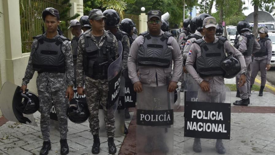 Decenas de agentes policiales vuelven a custodiar entorno del Congreso Nacional 