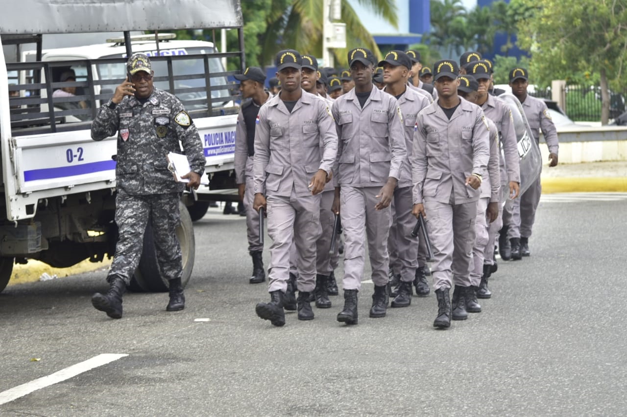 Los agentes policiales a su llegada a la parte frontal del Congreso Nacional.