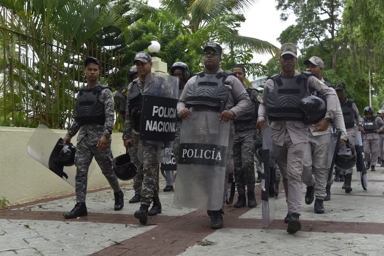 El expresidente Leonel Fernández anunció que a partir de este lunes arreciarán la lucha contra una posible reforma a la Constitución, lo que motivó  que a la sede del Congreso Nacional fuera enviados decenas de agentes policiales.