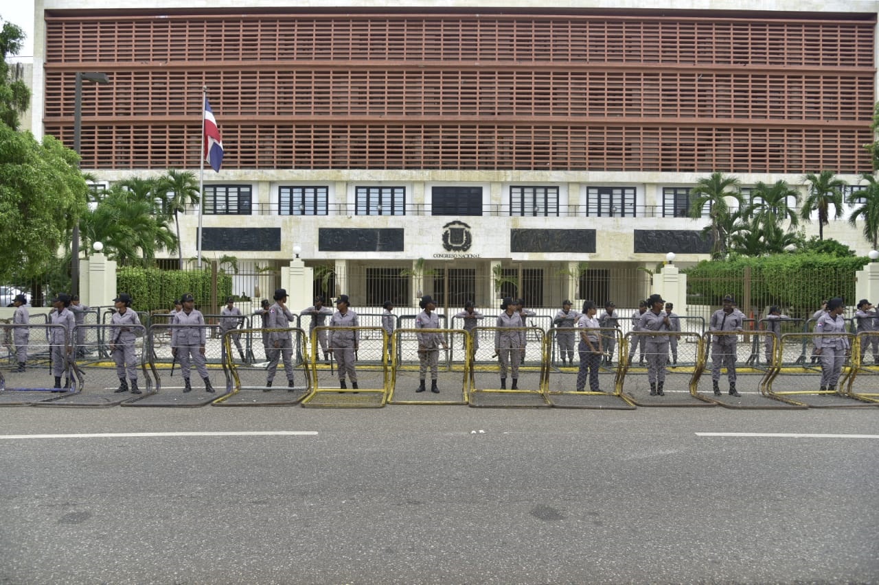 Las mujeres policías que permanecen detrás de la barrera que impide la entrada al Congreso