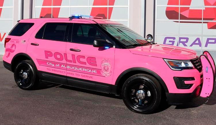 Patrulla policial rosada por el cáncer de seno