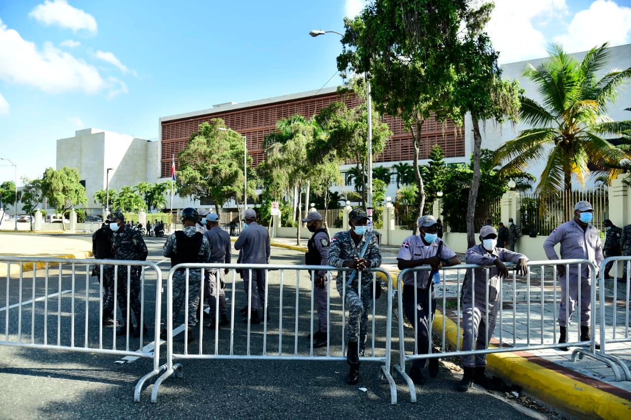 Los policías que custodian el entorno del Congreso Nacional previo a la protesta por el 30 por ciento de los fondos de las AFP.
