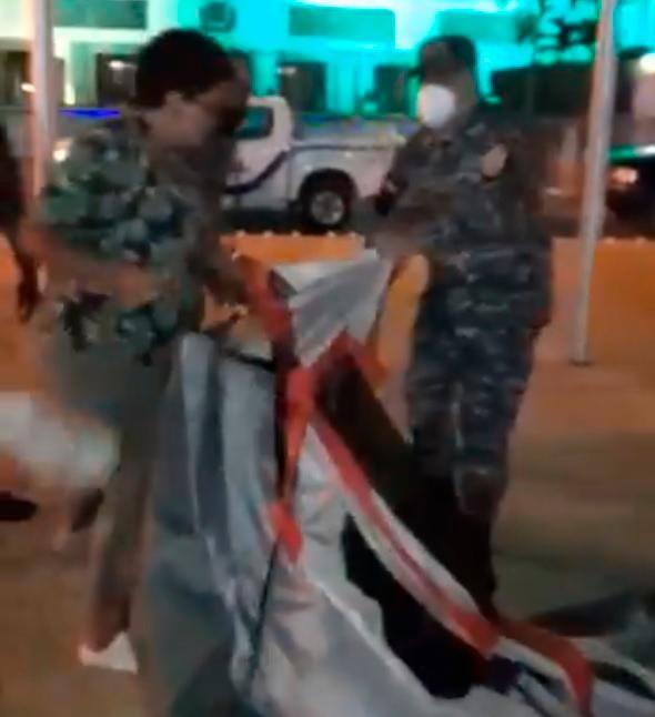 La Policía alega destruyó carpas de mujeres frente al Congreso por violar toque de queda