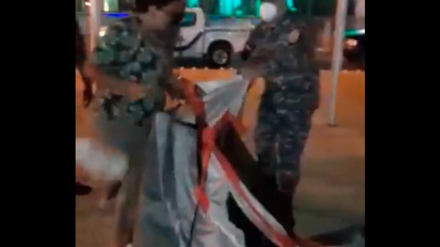 La Policía alega destruyó carpas de mujeres frente al Congreso por violar toque de queda La Policía alega destruyó carpas de mujeres frente al Congreso por violar toque de queda