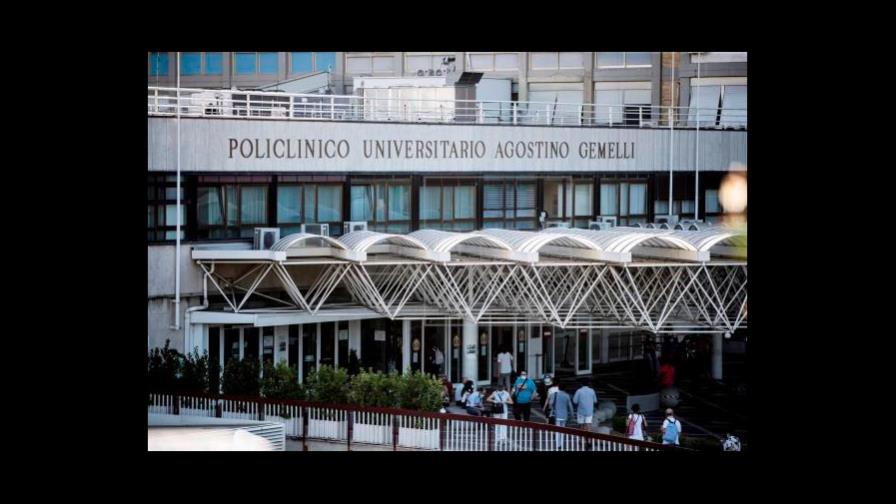 La recuperación del papa tras operación: lee los periódicos y camina por el hospital