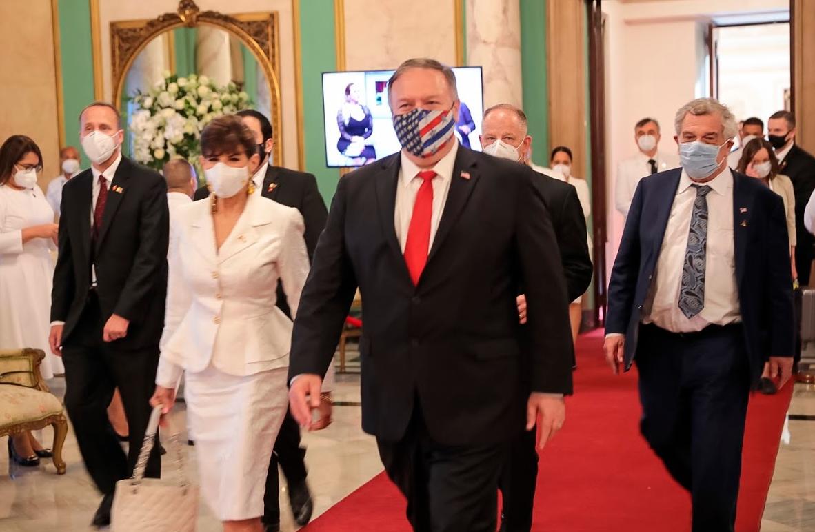 Pompeo y la embajadora de EE.UU. en el país  su llegada al Palacio Nacional. 