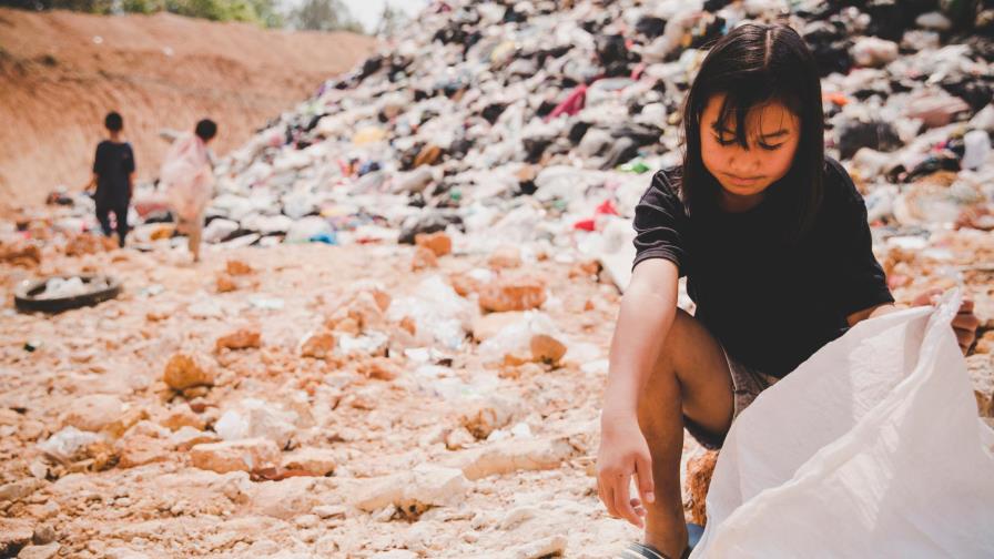 Adultos que fingen ser niños, niños que quieren trabajar