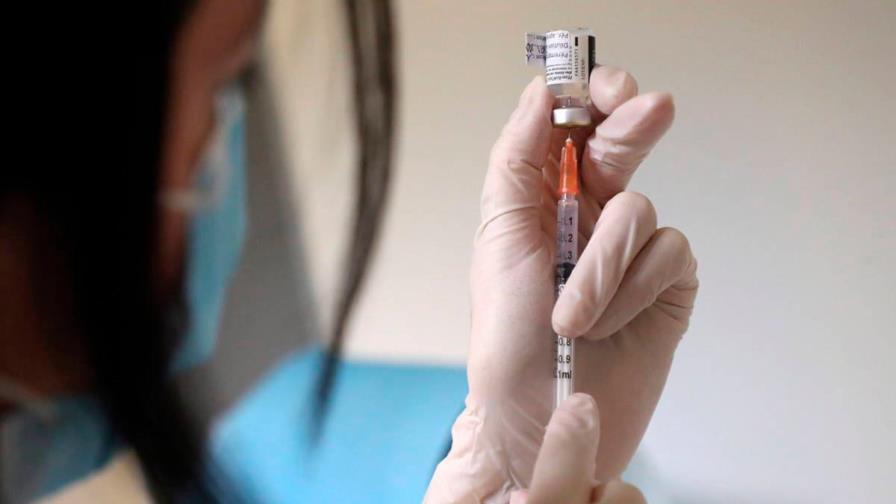Políticos vacunados contra la covid-19, una polémica que no cesa en España