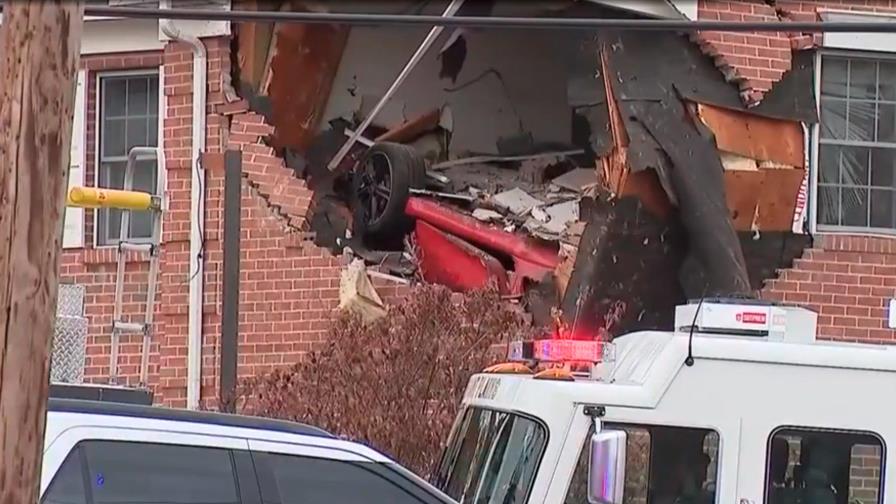 Vehículo a alta velocidad se accidenta y termina en el segundo piso de un edificio Vehículo a alta velocidad se accidenta y termina en el segundo piso de un edificio