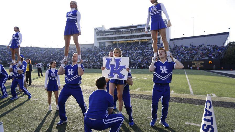 Desnudez pública y abuso de alcohol lleva a la Universidad de Kentucky a despedir al personal de entrenadores de porristas