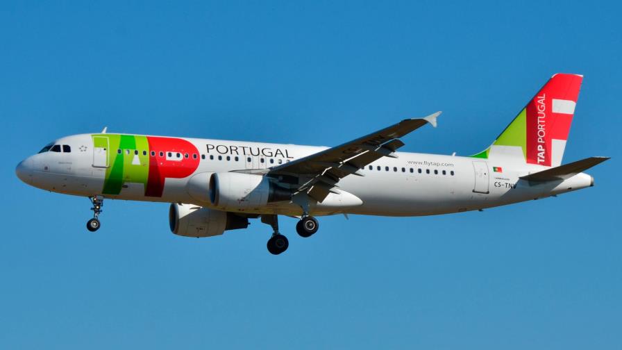 Maduro suspende tres meses a la aerolínea portuguesa que trasladó a Guaidó a Caracas Maduro suspende tres meses a la aerolínea portuguesa que trasladó a Guaidó a Caracas