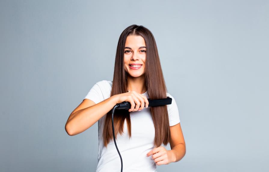 Consejos para evitar daños en tu cabello al usar planchas y tenazas