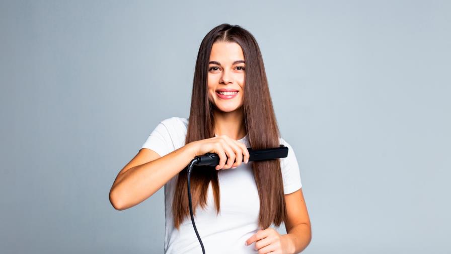 Consejos para evitar daños en tu cabello al usar planchas y tenazas