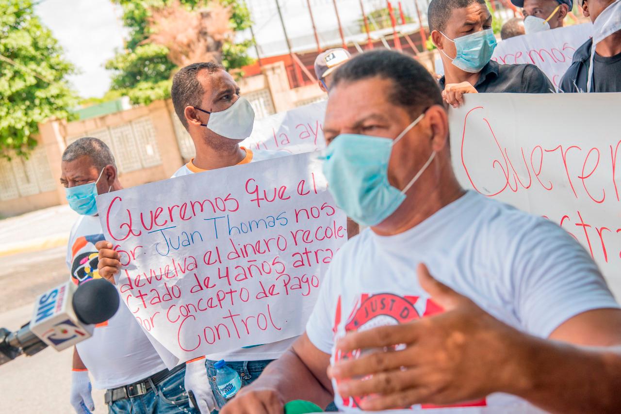 protestaron con pancartas en frente del Intrant