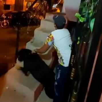 Hombre enfrenta a policías con un perro y los echa de su casa