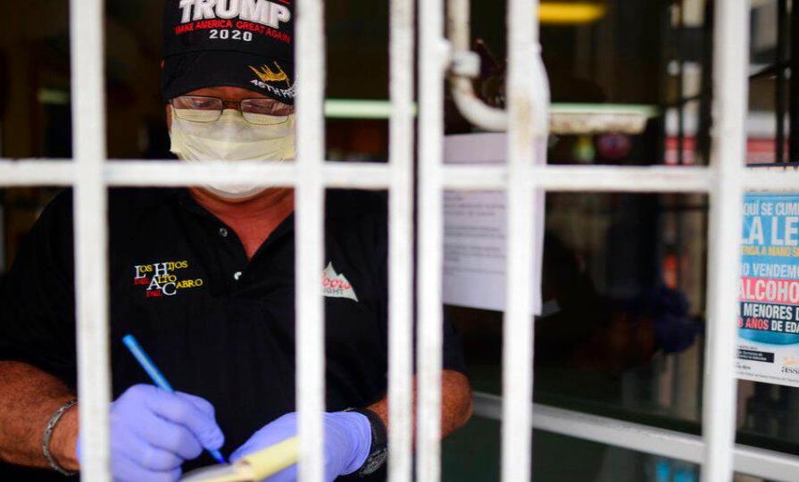 Puerto Rico descubre reserva de mascarillas y guantes en hospital cerrado en 2017