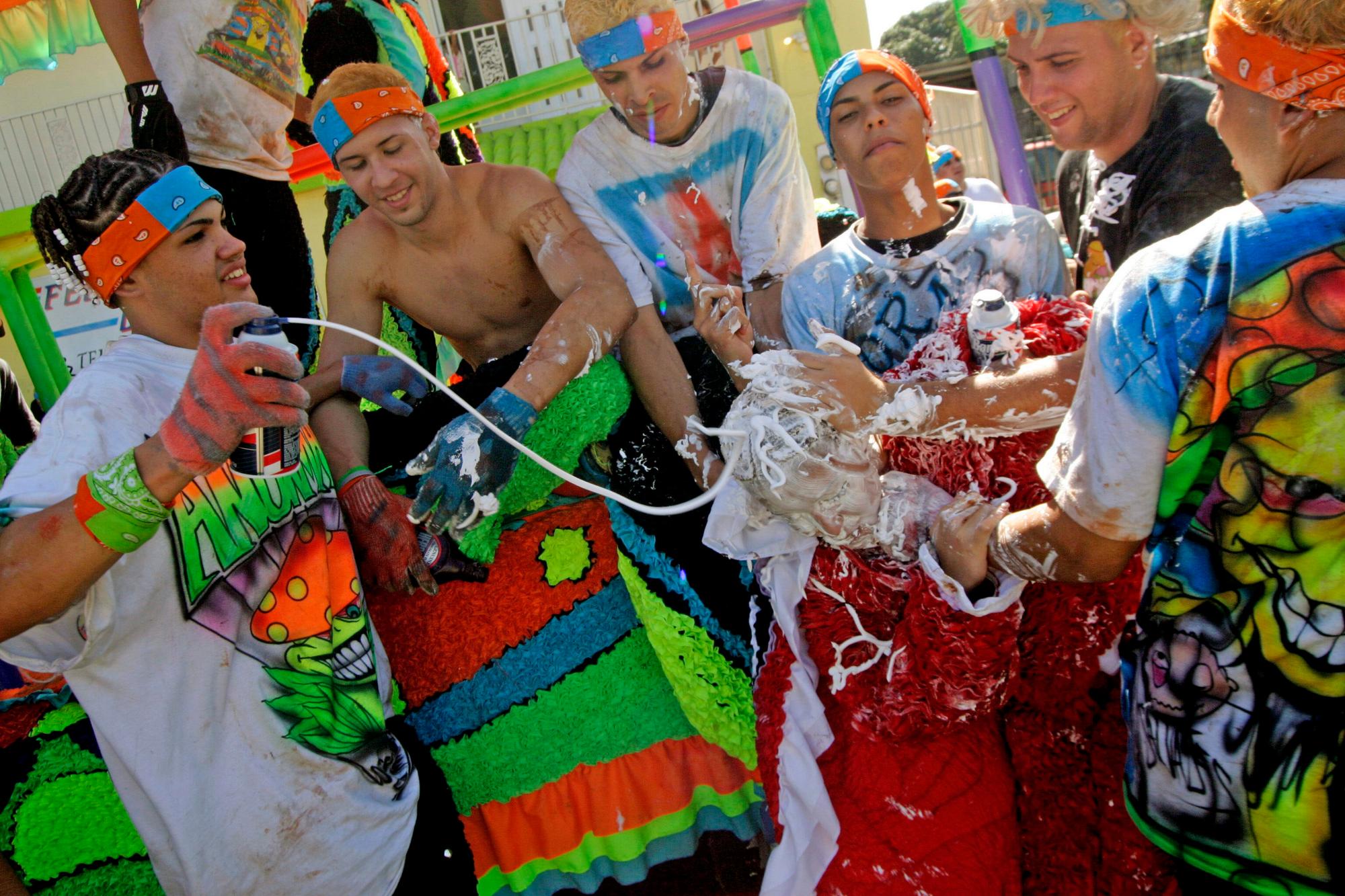 Fotografía del Festival de Máscaras de Hatillo, en el noroeste de Puerto Rico, que ha vuelto a revivir una antigua tradición que llegó de las Islas Canarias y que cada año se conmemora en Navidad. . 