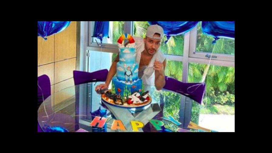 Prince Royce sorprendido por su esposa en su cumpleaños 31