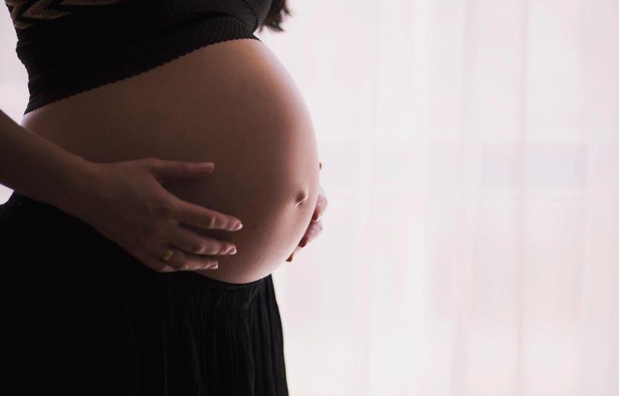 Sociedad de Obstetricia y Ginecología recomienda vacunar a embarazadas a partir del segundo trimestre 
