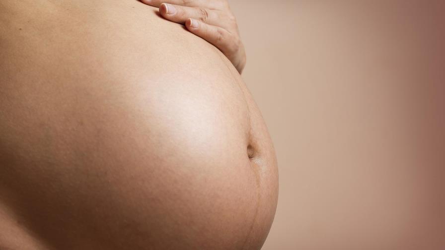 Mujeres embarazadas y  sus riesgos especiales por COVID-19
