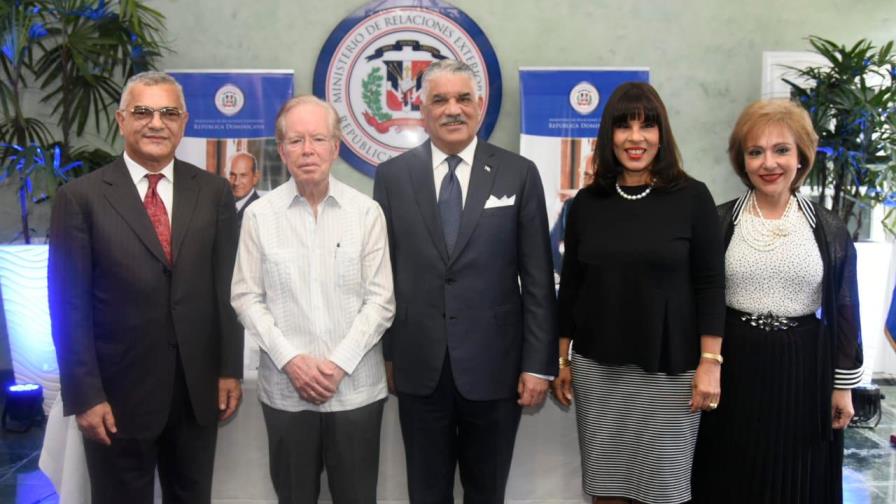 Realizarán segunda entrega del Premio al Emigrante Dominicano Oscar de la Renta Realizarán segunda entrega del Premio al Emigrante Dominicano Oscar de la Renta