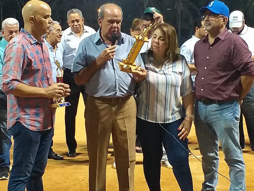 Para Rancel Rosado fue el premio Alex Hideki Peña al Jugador Más Valioso de la ronda final del torneo de Soprovis en sus 42 aniversario, que fue recibido por Luis Pimentel, entregado por Radhamés Peña y su esposa Nelly de Peña. (Fuente externa)