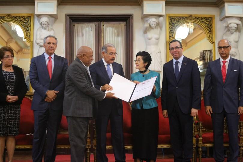 Presidente entrega Premio Nacional de Periodismo a Carmenchu Brusiloff 
