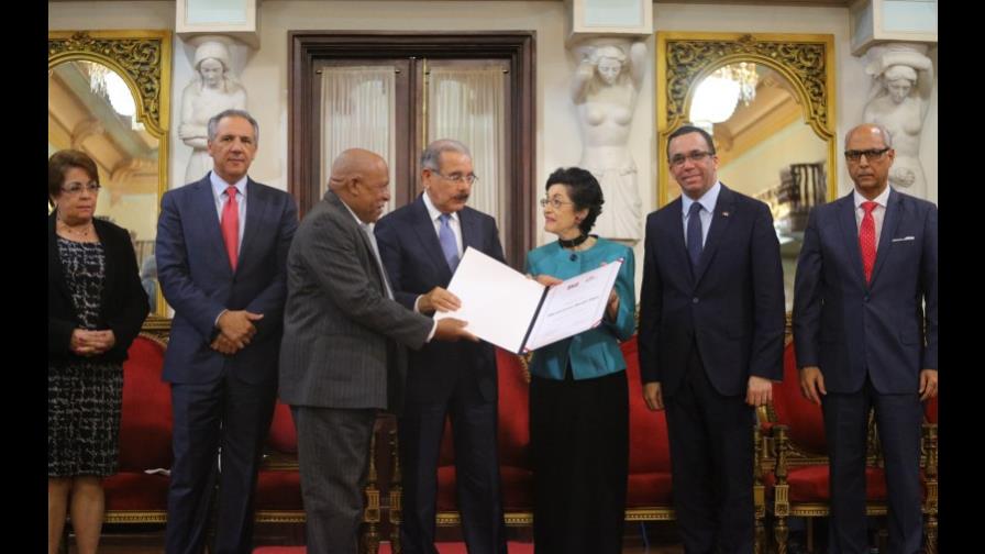 Presidente entrega Premio Nacional de Periodismo a Carmenchu Brusiloff 