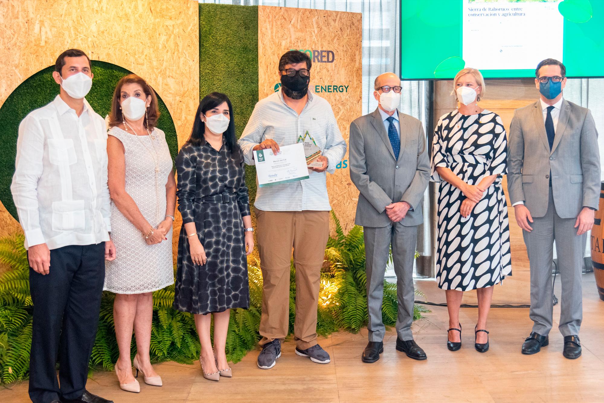 Marvin del Cid junto a representantes del premio. 