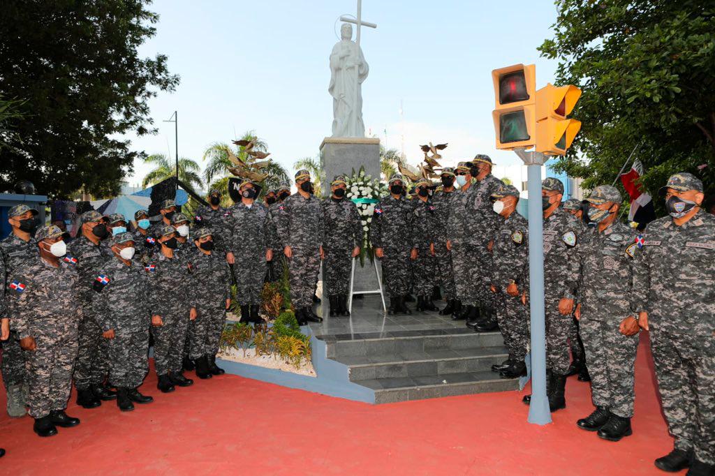 Entrega de ofrenda floral en el Monumento de los Policías Caídos. 