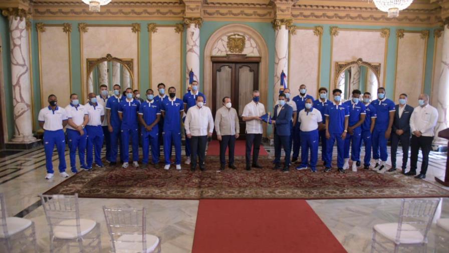 Presidente entrega Bandera Nacional a selección que participará en Copa Mundial de Baloncesto 
