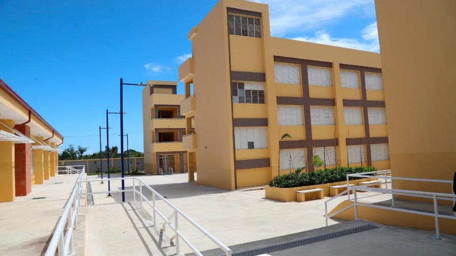 Presidente entrega liceo y escuela primaria en La Romana