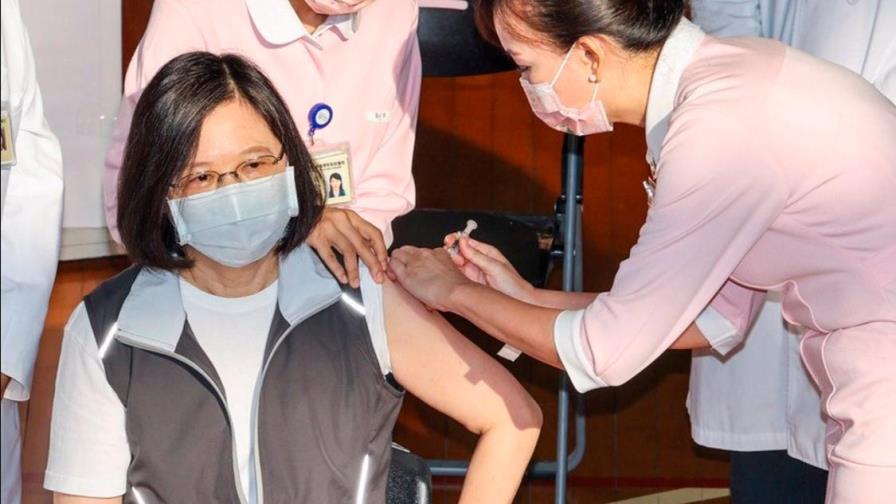 La presidenta de Taiwán recibe la primera inyección de la vacuna desarrollada por el país