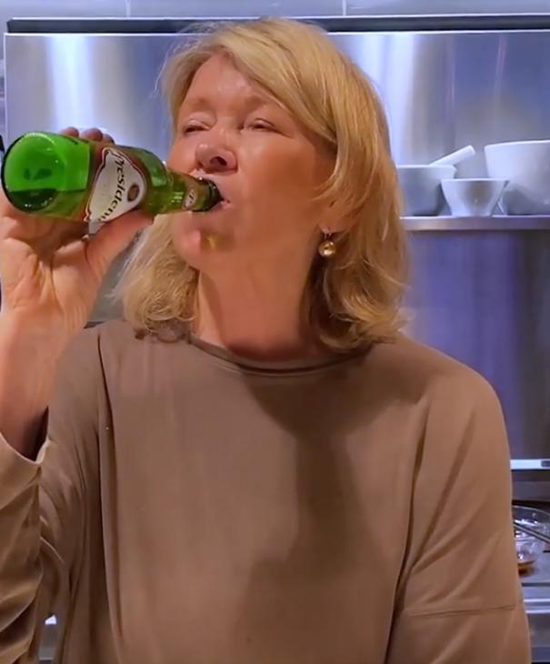 Video | Martha Stewart prepara una receta con cerveza Presidente y se toma un trago a pico de botella