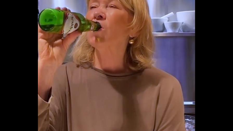 Video | Martha Stewart prepara una receta con cerveza Presidente y se toma un trago a pico de botella