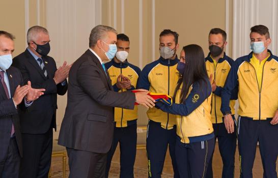 Presidente colombiano abandera a delegación de 13 disciplinas que irá a Tokio
Presidente colombiano abandera a delegación de 13 disciplinas que irá a Tokio
