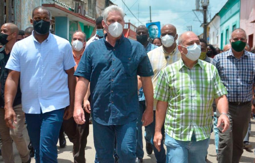 Presidente cubano convoca a sus partidarios a combatir protestas callejeras