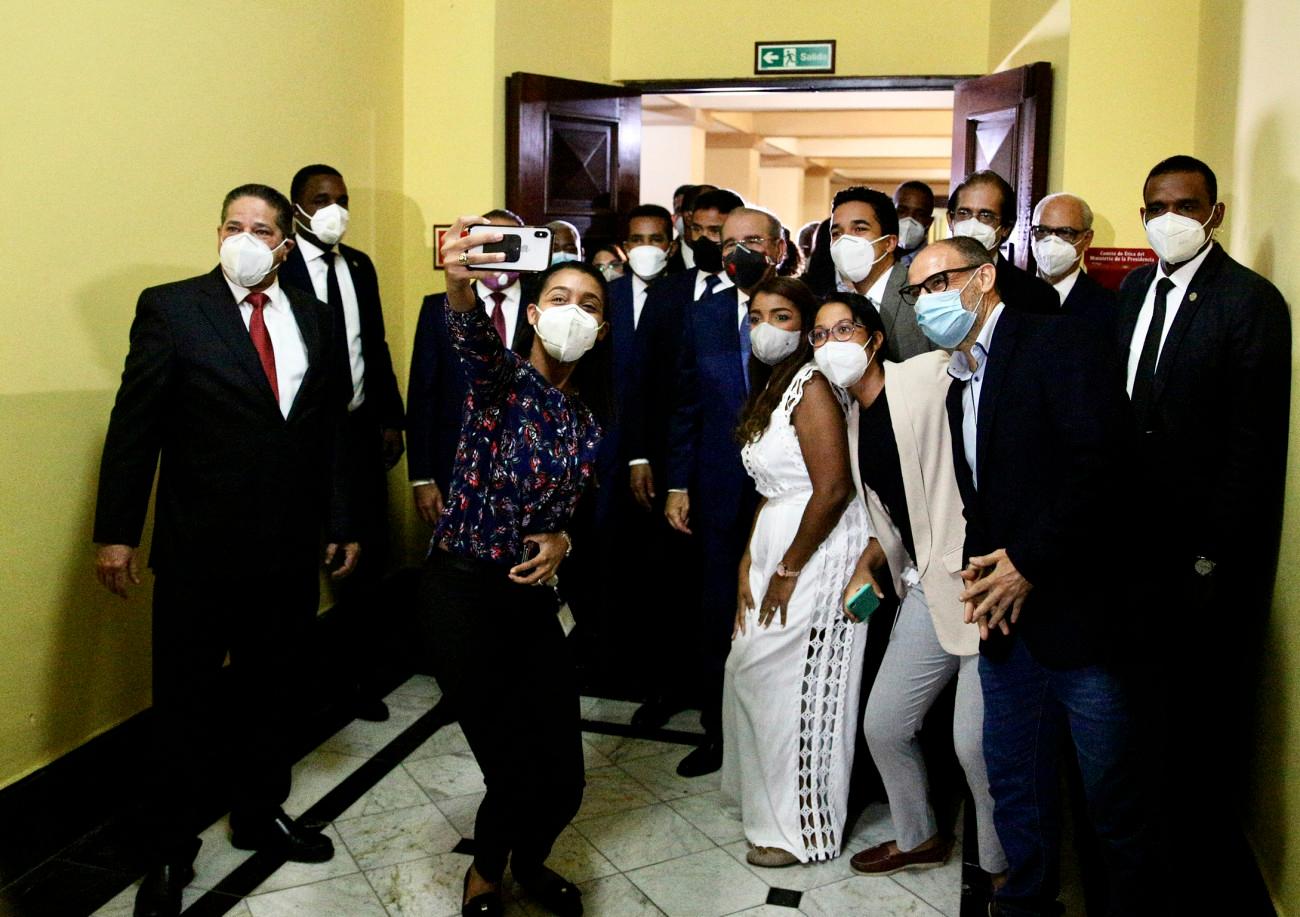 Las selfies también formaron parte del histórico momento.